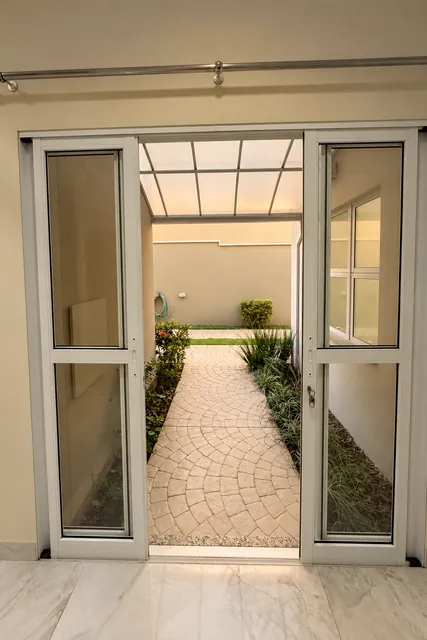 Acesso ao corredor lateral, casa à venda no Condomínio Magnólias I em Araraquara