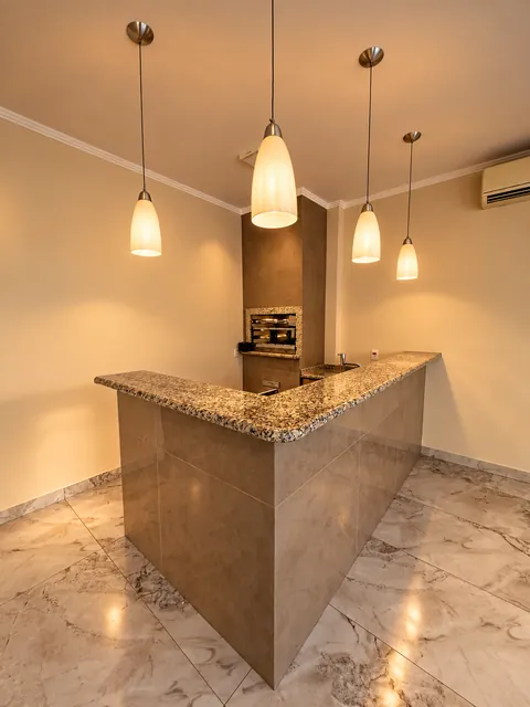 Bar da área gourmet com pendentes, casa à venda no Condomínio Magnólias I em Araraquara