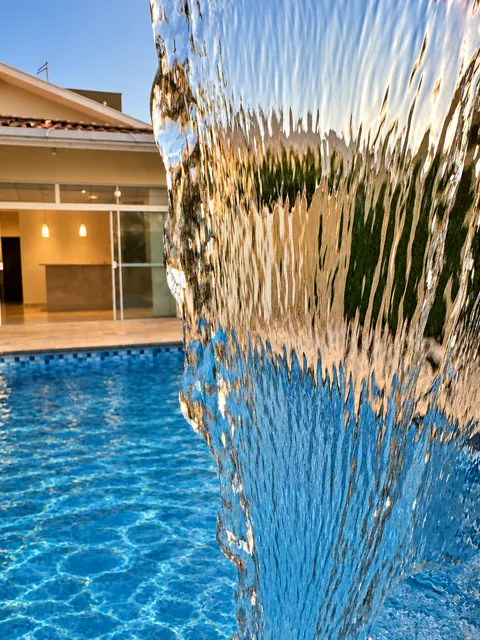 Detalhe da cascata sobre a piscina aquecida, casa à venda no Condomínio Magnólias I em Araraquara