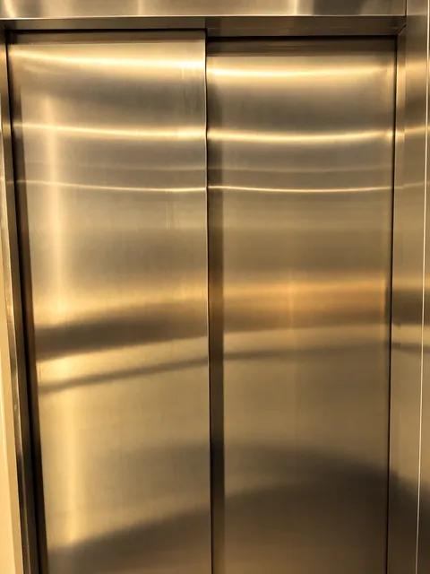 Elevador entre os dois pavimentos, casa à venda no Condomínio Magnólias I em Araraquara
