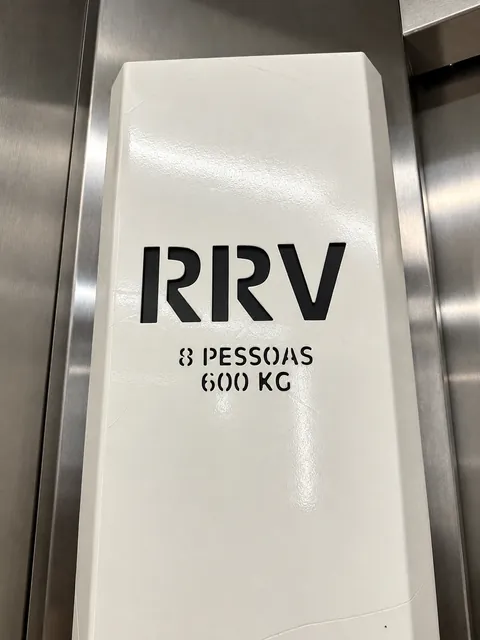 Painel do elevador para 8 pessoas, casa à venda no Condomínio Magnólias I em Araraquara