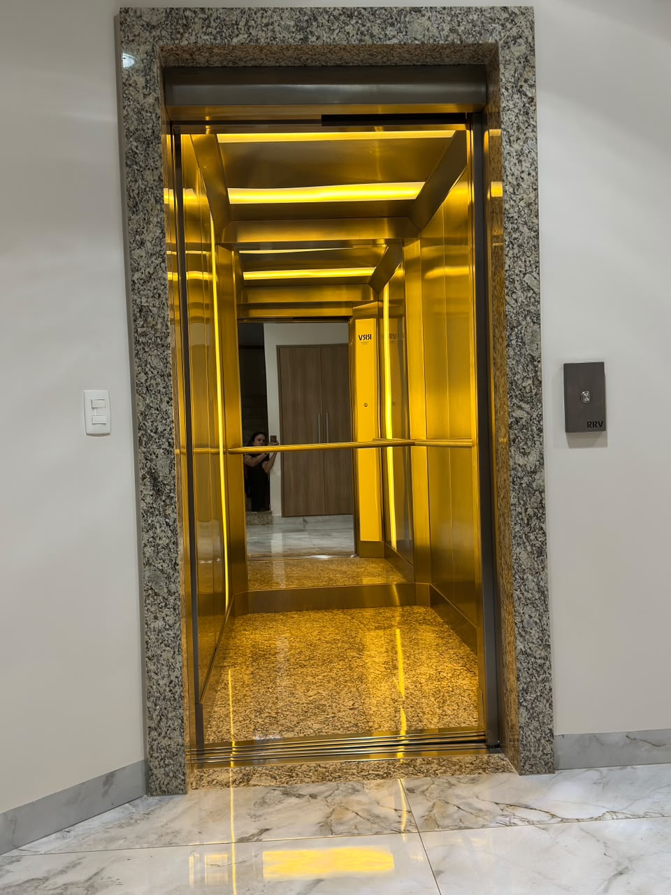 Elevador da casa no Condomínio Magnólias I
