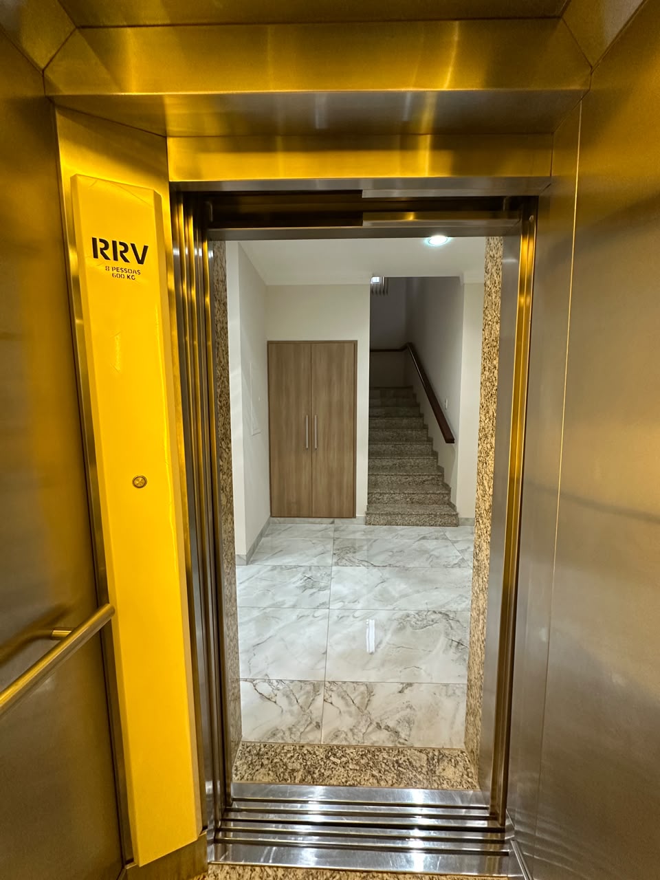 Outra vista do elevador da casa no Condomínio Magnólias I