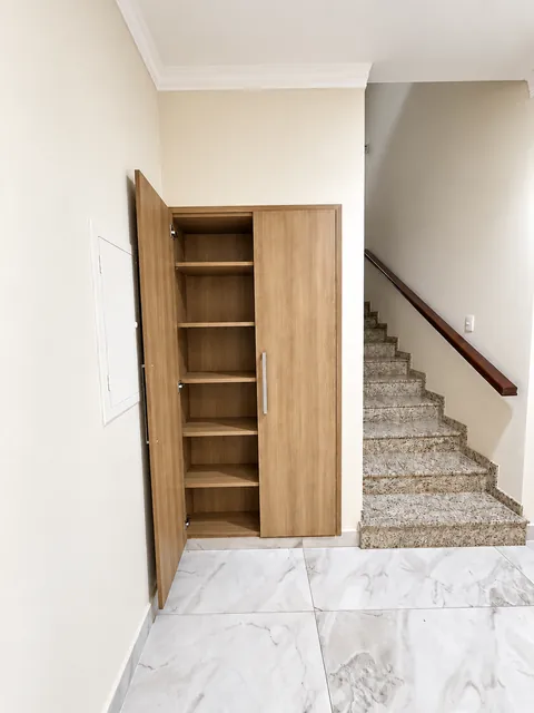 Escada com armário planejado, casa à venda no Condomínio Magnólias I em Araraquara