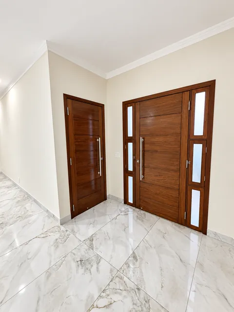 Hall de entrada com porcelanato, casa à venda no Condomínio Magnólias I em Araraquara