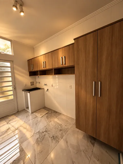 Lavanderia com armários, casa à venda no Condomínio Magnólias I em Araraquara