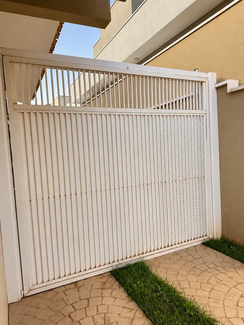 Portão eletrônico, casa à venda no Condomínio Magnólias I em Araraquara
