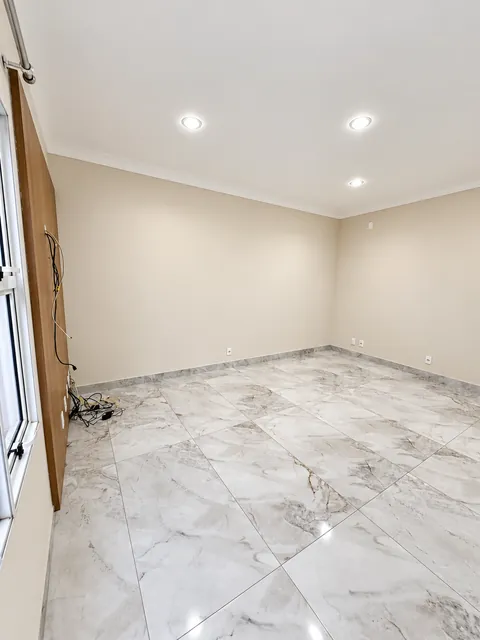 Sala ampla com porcelanato, casa à venda no Condomínio Magnólias I em Araraquara