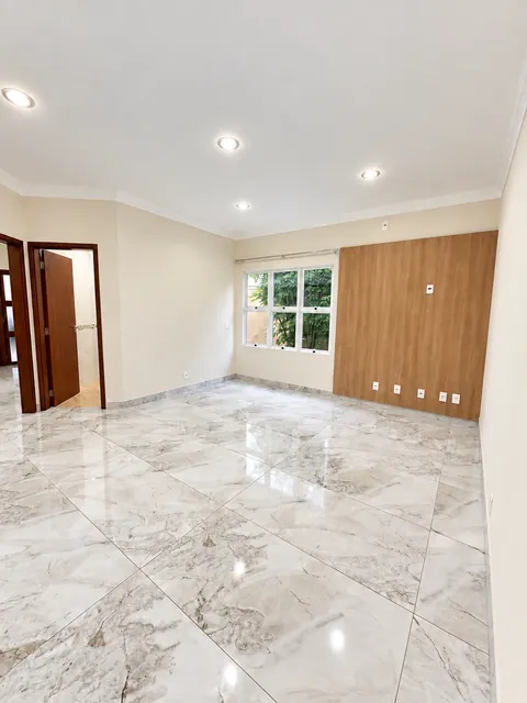 Sala de TV com painel em madeira, casa à venda no Condomínio Magnólias I em Araraquara