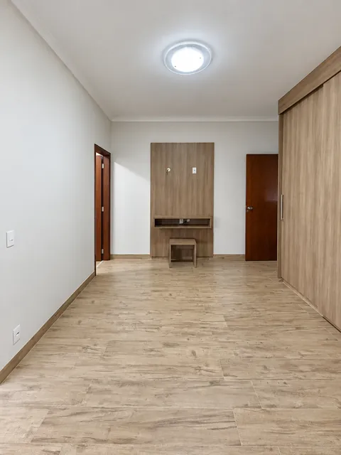 Suíte com painel em madeira, casa à venda no Condomínio Magnólias I em Araraquara