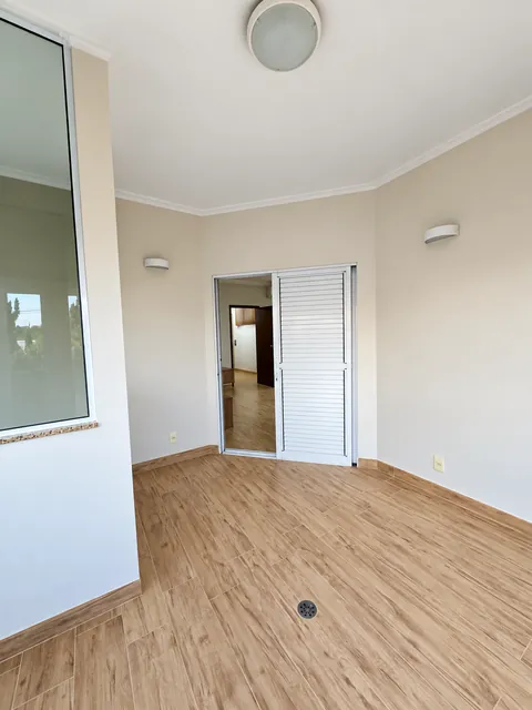 Suíte com piso amadeirado, casa à venda no Condomínio Magnólias I em Araraquara