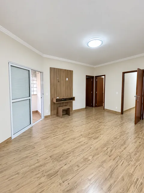 Suíte com porta para a sacada, casa à venda no Condomínio Magnólias I em Araraquara