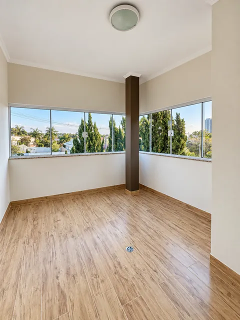 Suíte com sacada e vista para o condomínio